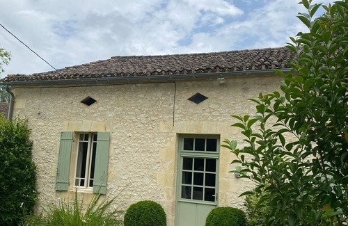 Castillonnes House | Small stone house with swimming pool and garden