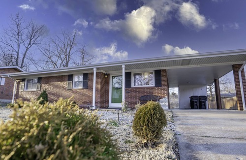 Belleville House | Small-Town Belleville Cozy Ranch 24min. to STL!