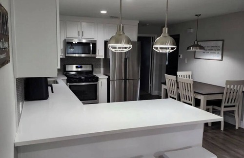 Leonard House | Small Town Charm near Event Center Down Town Leonard