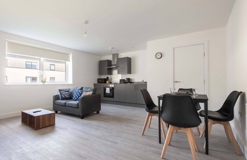 Eastleigh Apartment | Smart 1 Bedroom Apartment in Bradford with Parking