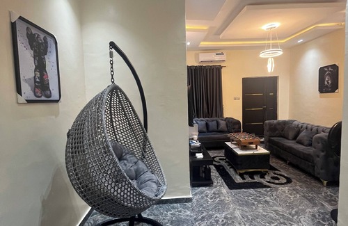 Alimosho House | Smart 2-bedroom bungalow in lovely Egbeda with WiFi, AC,parking space,games etc…