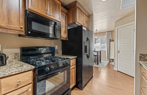 Caldwell House | Smart Comfort 2b/2b near College of Idaho and YMCA