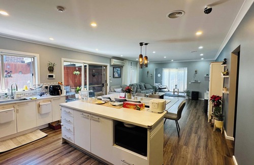Deer Park House | Smart Home Private Room near Deer Park Train Station