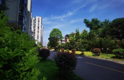 Yongding House | SmileNest Downtown Luxury Suite for 2-10 Guests, Zhangjiajie Attraction Ticket Service, Ideal for Couples, Families & Groups