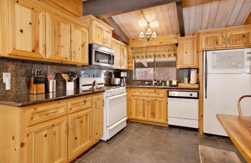 Big Bear Lake House | Smith Chalet at Snow Summit- Furnished Resort Condo- Foosball- Walk To Lifts