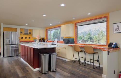 Terrebonne House | Smith Rock Base Camp - 2 BDR Stunner for 6, Steps from Smith Rock State Park!