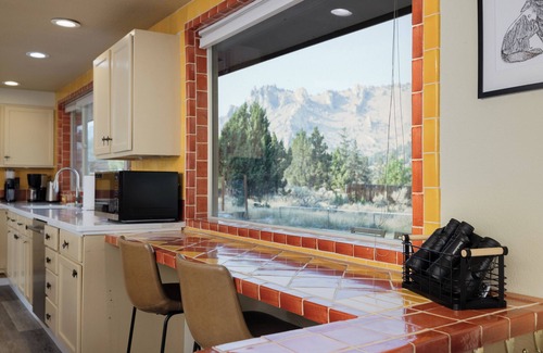 Terrebonne House | Smith Rock Base Camp - 2 BDR Stunner for 6, Steps from Smith Rock State Park!