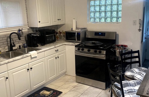 University City House | Smoke Free!The Rock House Bnb, StL. Centrally Located + Park. 8 person Max!