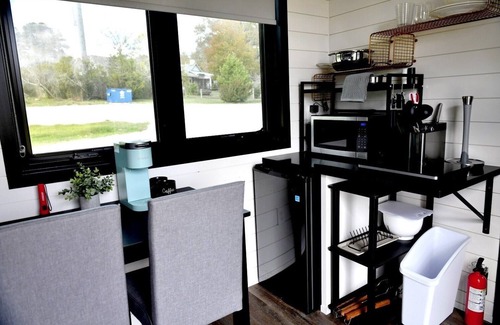Willis House | Smoke Shack-2 mins to Lake Conroe! Rooftop deck, Heated Pool, Fire Pit