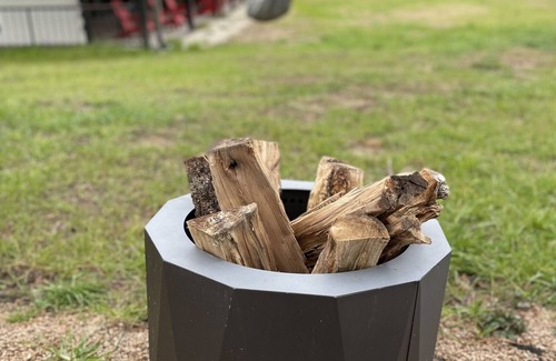 Willis House | Smoke Shack-2 mins to Lake Conroe! Rooftop deck, Heated Pool, Fire Pit