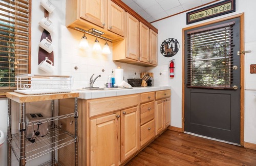 Sierra Cedars Cabin | Smoke Tree Hollow-A/C & newly updated!
