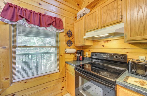 Sevierville Cabin | Smokies Cabin on Douglas Lake w/Resort Pool