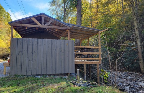 Flag Pond House | Smoky Mountain Tiny Cabin On Bold Stream With Private Hot Tub