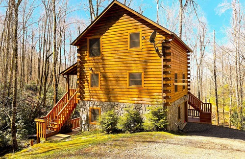 Cranberry Falls Cabin | Smoky Mtn Cabin Wrapped in woods w/Whispering Creek, Minutes from BRP