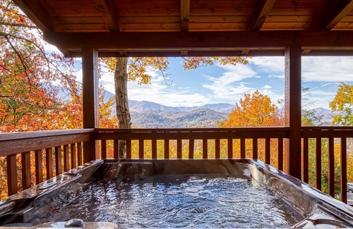 Black Bear Falls Cabin | Smoky Mtn Views Game Room 5 Min to Gatlinburg
