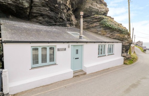 Trebarwith Strand Cottage | SMUGGLERS COTTAGE, pet friendly, with open fire in Tintagel