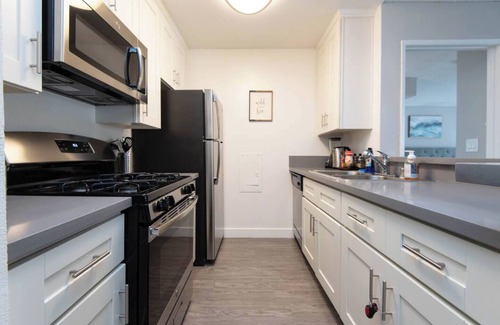 Little Armenia Apartment | Snazzy 2Bd Apt/Rooftop Pool with Stunning view of the City & the Hollywood Sign