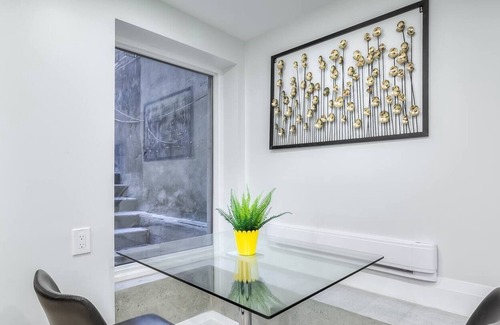 Cabbagetown South Apartment | Snazzy 2BR Suite near Dundas Square