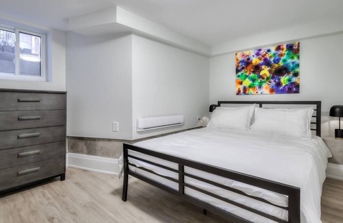 Cabbagetown South Apartment | Snazzy 2BR Suite near Dundas Square