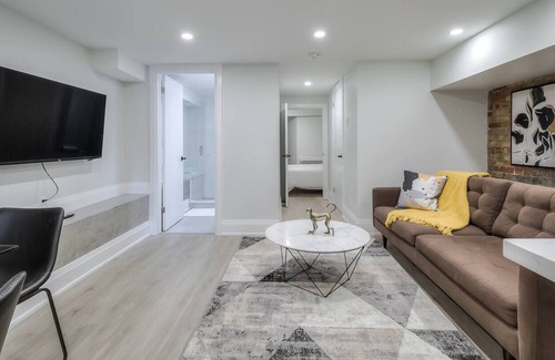Cabbagetown South Apartment | Snazzy 2BR Suite near Dundas Square