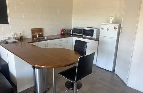 Omapere Apartment | Sneezle Beezle Beach Apartment