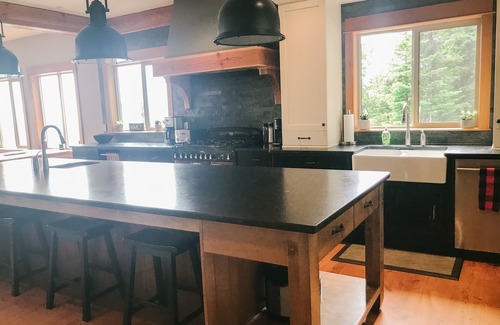 Silver Star Mountain Ski Chalet | Sno Regrets Chalet SilverStar Ski in/Ski out with Mountain View and a Hot Tub