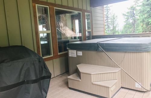 Silver Star Mountain Ski Chalet | Sno Regrets Chalet SilverStar Ski in/Ski out with Mountain View and a Hot Tub