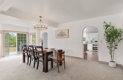 Snohomish House | Snohomish 10+Acre 5BR | Hot Tub, Pond & Stables