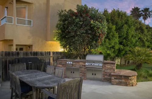 Downtown Cottage | SNOW BIRDS Monthly discounts available! 1 block to pier 1/2 block to sand
