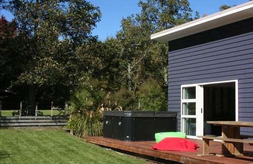 Ohakune House | Snow House: comfortable and spacious in Snowmass with spa pool.