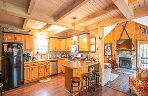 West Dover Ski Chalet | Snow Owl Chalet - Dover, 4-Bd 3-Bth - 10 Min. - Mt Snow! Saltwater Hot Tub!