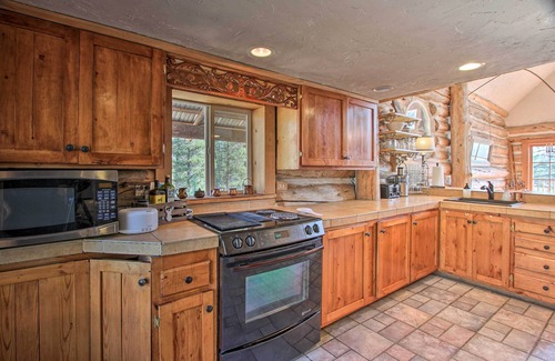 Crescent Cabin | ‘Snow Pine Retreat’ - Remote Crescent Log Cabin!