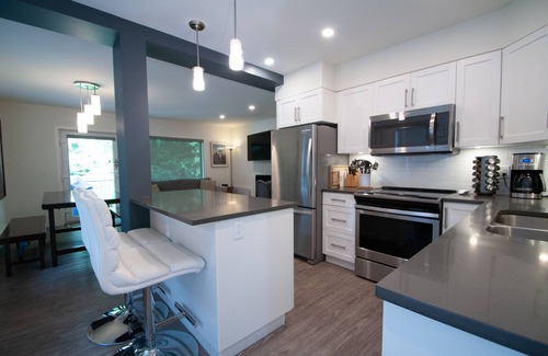 Revelstoke House | Snow Rodeo Escape. 3 floor Townhouse, 2 private patios, 7 person HOT TUB!