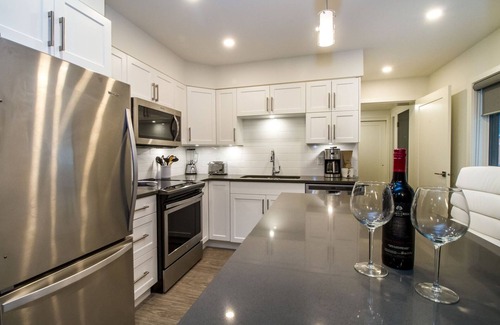 Revelstoke House | Snow Rodeo Escape. 3 floor Townhouse, 2 private patios, 7 person HOT TUB!