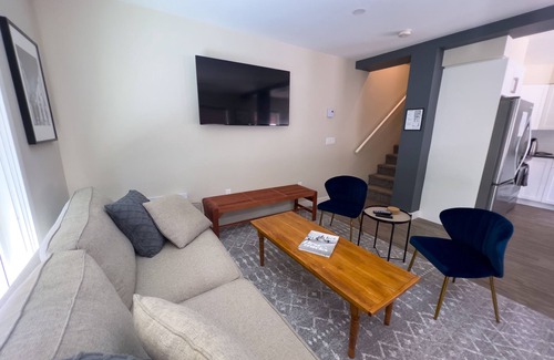 Revelstoke House | Snow Rodeo Escape. 3 floor Townhouse, 2 private patios, 7 person HOT TUB!
