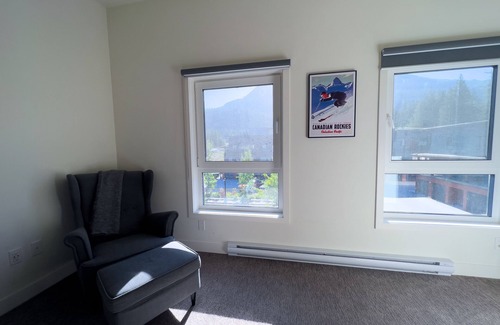 Revelstoke House | Snow Rodeo Escape. 3 floor Townhouse, 2 private patios, 7 person HOT TUB!