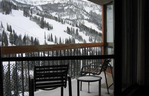 Salt Lake Mountain Resorts Condo | Snowbird Cliff Club - Ski In/Out Condo Sleeps 10