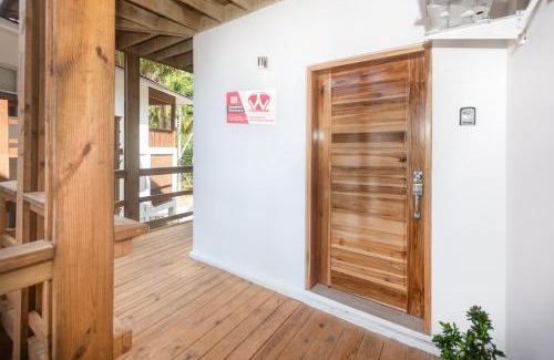 Antoneys Cay Apartment | Snowbird Family Friendly Ready Stay in West End