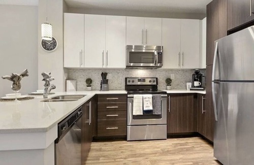 Riverwalk Fort Lauderdale Apartment | Snowbird Haven sunny escape condo~ in Las Olas w/ WIFI, Heated Pool, and Parking