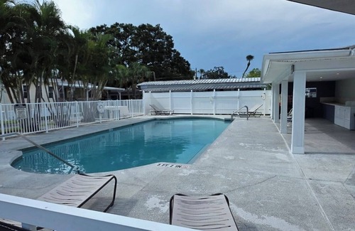 Bradenton House | Snowbirds welcome just 10 miles from Anna Maria Island.