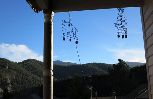 Idaho Springs Cabin | SNOWBOARD AND SKI IN THE MOUNTAINS! ENJOY HOT SPRINGS, SCENIC DRIVES, CASINOS