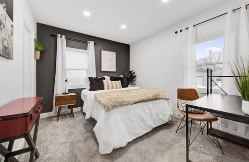 Madelia House | Snowbound Cottage - free wifi, deck, grill, private parking