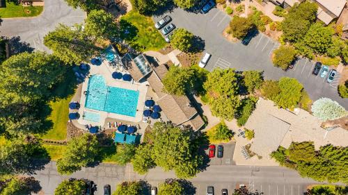 Century West Apartment | Snowcap Escape at Mount Bachelor Village Resort with Pool and Hot Tub