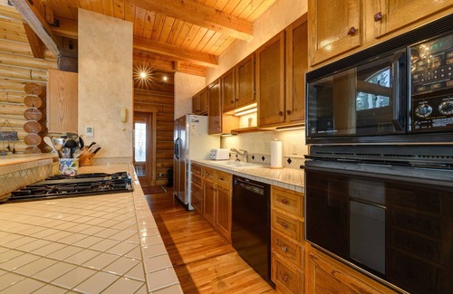 Mountain Village Cabin | Snowdrift Cabin by Avantstay Breathtaking Home w/Prime Ski Access