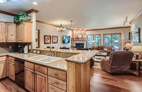 Four O'Clock Condo | Snowflake Sanctuary | Luxury Ski-in/Ski-out Property!