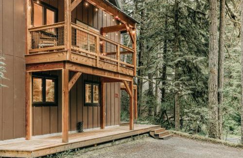 Glacier House | Snowline Cabin 69 - An Elegant Country Home Sleeps 8