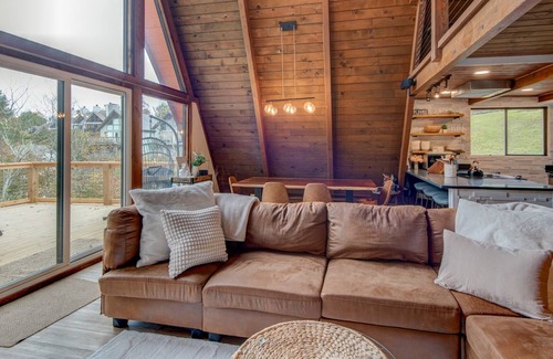 Beech Mountain Cabin | Snowmaker's Cabin - Right on the slopes, hot tub