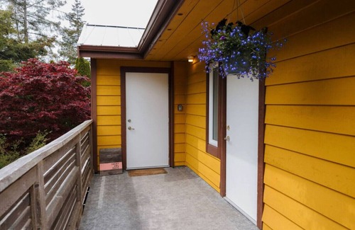 Tofino Apartment | Snowy Owl Suite - Sleeps 2 - Downtown Tofino