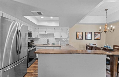 South Scottsdale Condo | Snug 2BR Condo w/Pool, Patio, W/D near Old Town