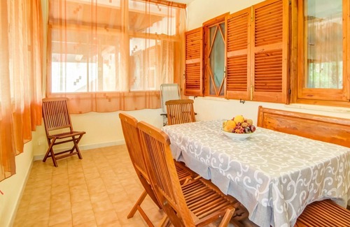 Isola di Capo Rizzuto Apartment | Snug apartment in Isola Capo Rizzuto with garden